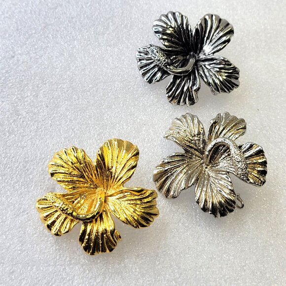 Large Gold Plated Hibiscus Brooch Pin - Picture 4 of 10